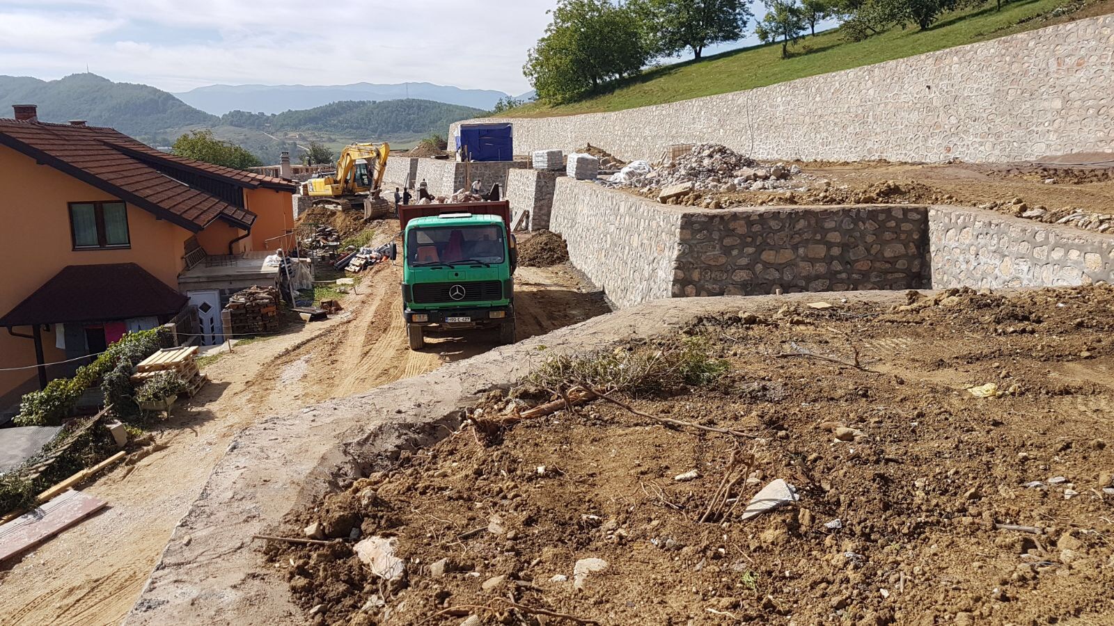 Stone Retaining Walls Completed – 18 September 2017